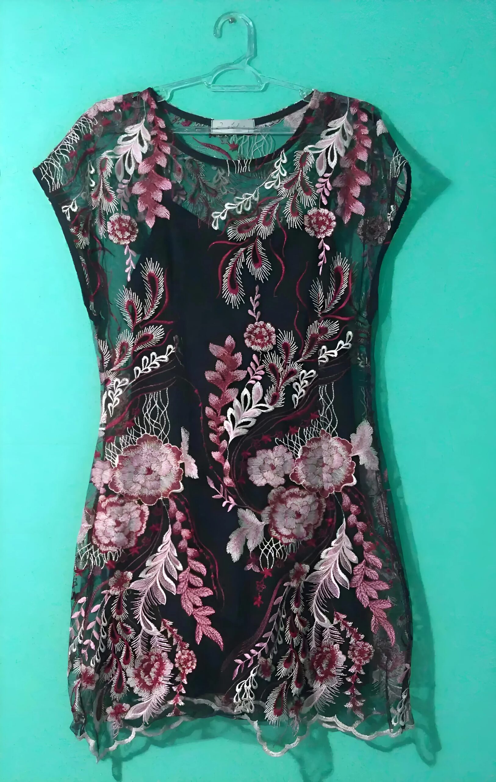 Vestido bordado estampa de flores com forro preto internoVF7